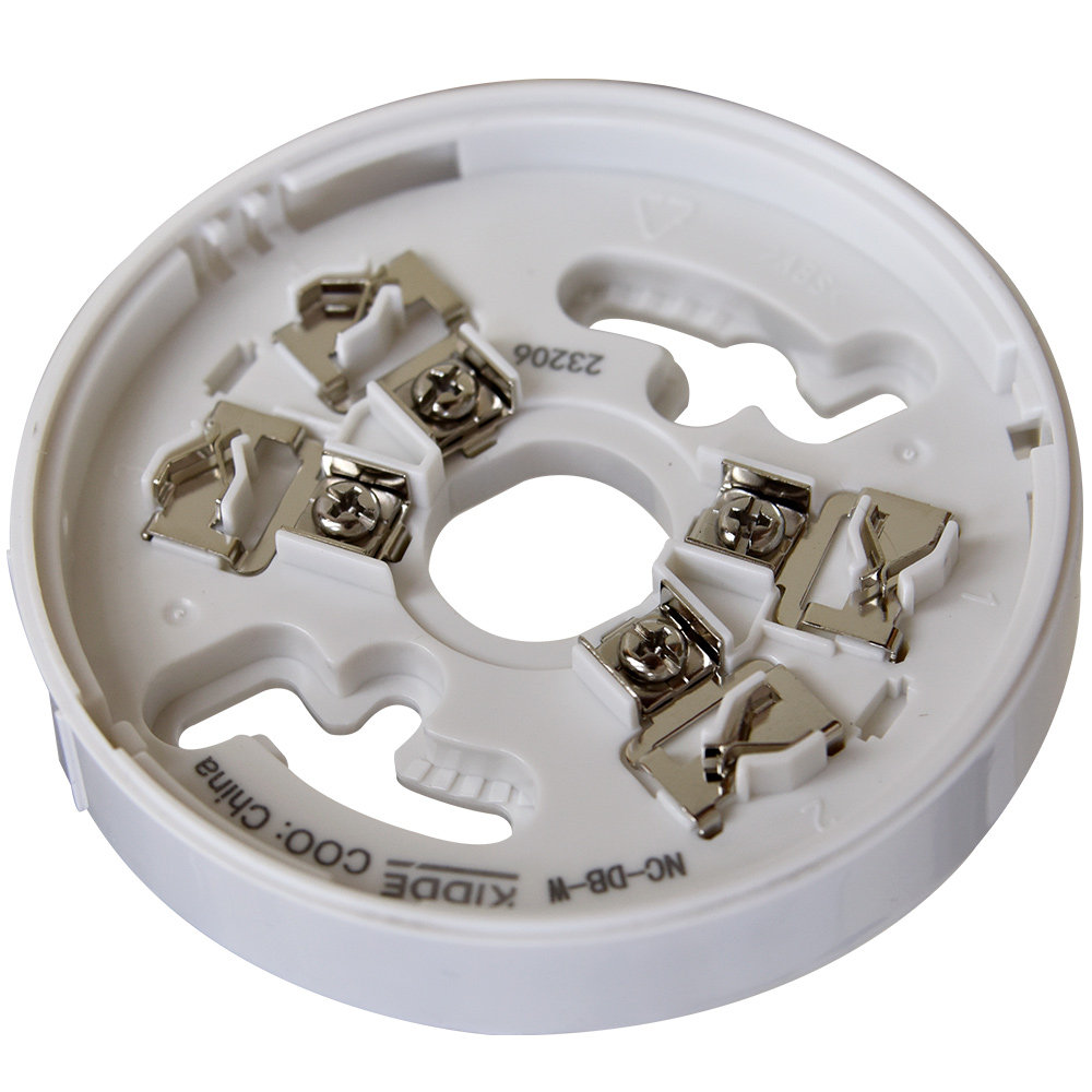 Innenseite des weißen Aufputz-Sockels aus Kunststoff mit Anschlussklemmen